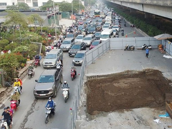 Lô cốt gây tắc đường Nguyễn Xiển: Chủ đầu tư đổ lỗi cho nhà thầu