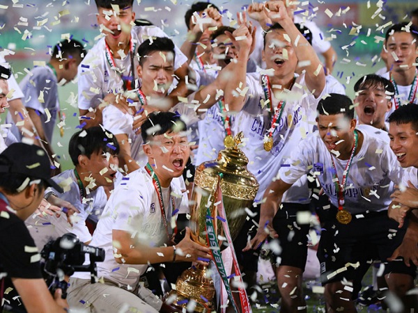 Sau vòng 25 V.League 2022: Bùng nổ khán giả, xác định ngôi vương