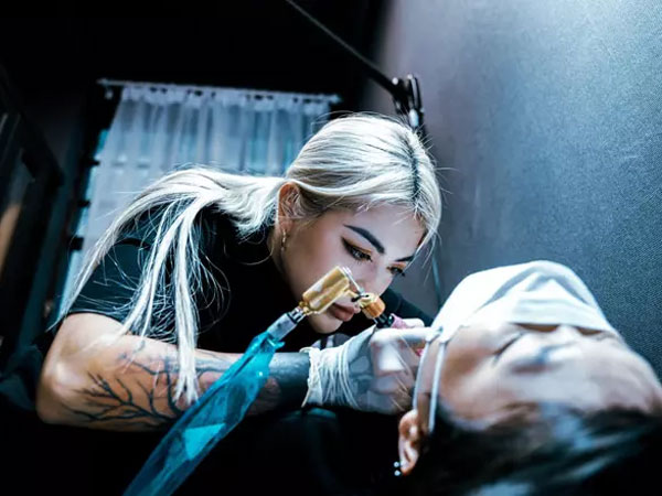 Cuộc sống của cô gái nổi đình đám Hà thành vì xăm kín người