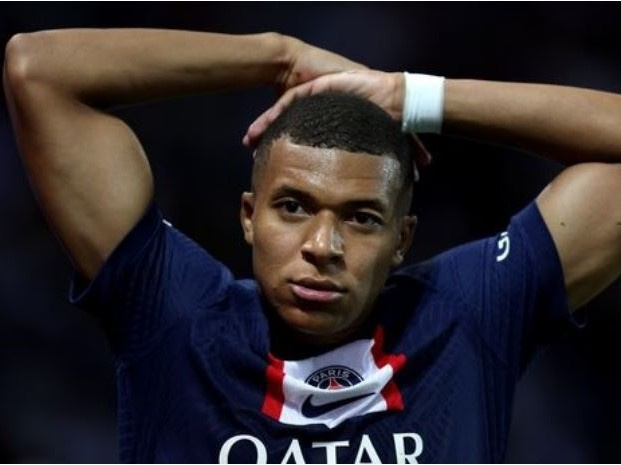 PSG bị tố nợ lương Mbappe từ tháng 9