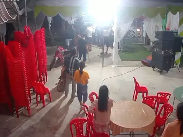 Cầm súng bắn liên tiếp vào đám cưới, uy hiếp chú rể trả nợ