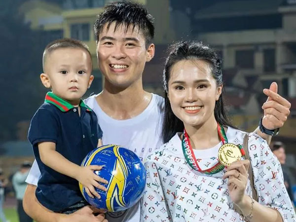 Vợ Đỗ Duy Mạnh lên tiếng loạt ảnh lôi thôi khi ra sân cổ vũ chồng