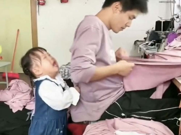 Xót xa tình cảnh vợ bỏ nhà đi, bố đơn thân mang theo con gái nhỏ 3 tuổi làm việc cật lực 14 tiếng/ngày