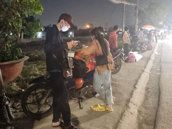 Công nhân mất việc làm, rời khu công nghiệp về quê