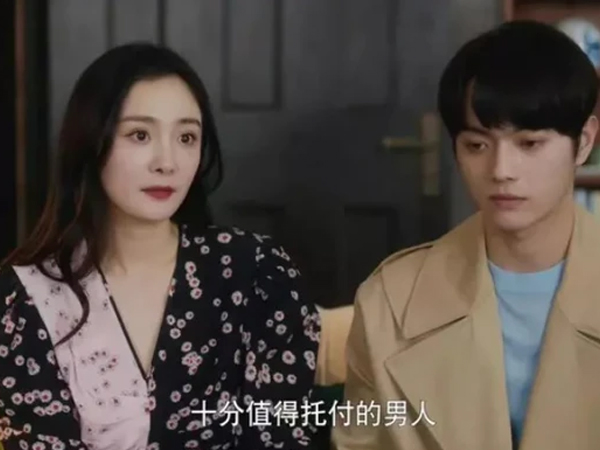 Dương Mịch lộ gương mặt già chát trong phim mới, đứng cạnh Hứa Khải mà ngỡ 'dì-cháu'
