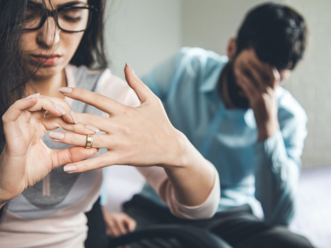 Ly hôn vì vợ quá mải mê chăm chó cưng