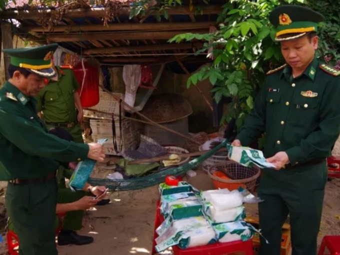CLIP: Phát hiện hàng chục bánh nghi ma túy, nghĩ đường nên... pha nước nhấm thử