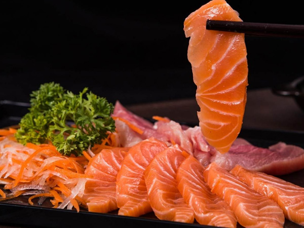 Chuyên gia dinh dưỡng chỉ nguy cơ tiềm ẩn trong đĩa sashimi hấp dẫn