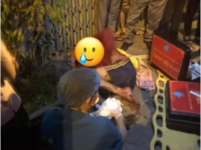 Hà Nội: Băng qua đường sắt, 1 người đàn ông bị tàu cán mất chân