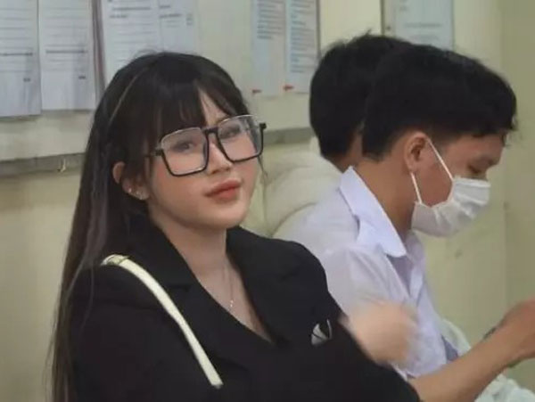 Hot girl từng xô xát Trang Nemo lộ nhan sắc thật khi bị chụp lén