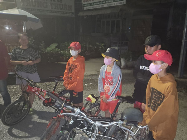 Xem 'hướng dẫn sinh tồn' trên MXH, bốn cậu bé lớp 5 rủ nhau đạp xe từ Cần Thơ đi Bình Dương để tìm mẹ