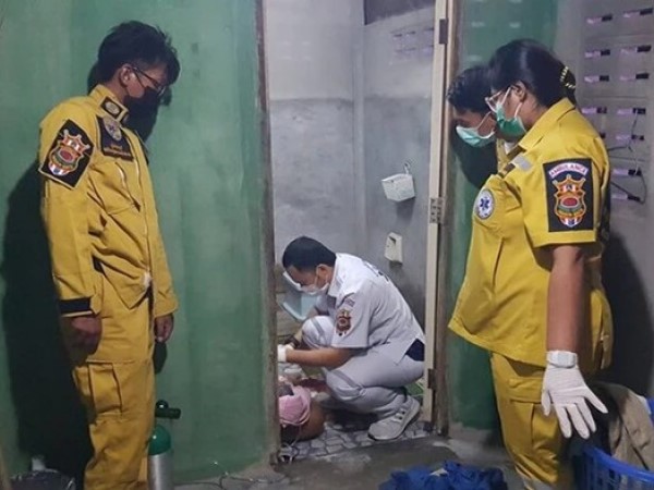 Vợ trong nhà tắm quá lâu, chồng mở cửa vào kiểm tra thì 'sốc nặng' với cảnh tượng trước mắt