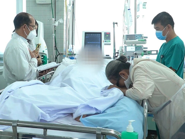 Mẹ già bật khóc nói lời từ biệt, hiến tạng con trai chết não để giúp 'hồi sinh' 6 cuộc đời mới