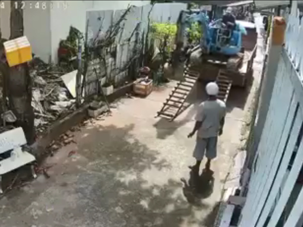 Tai nạn thương tâm của người lái máy xúc khiến nhiều người không khỏi 'rùng mình'
