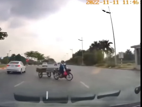 'Ninja' kéo xe lôi sang đường khiến hàng loạt phương tiện phanh 'dúi dụi'