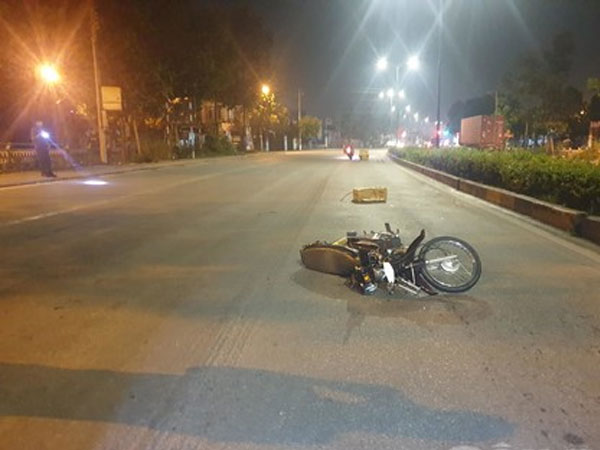 Thanh niên nằm chết trong làn ôtô, chiếc xe máy cách đó 1 cây số