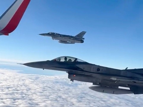 Lewandowski và ĐT Ba Lan được hộ tống bằng 2 chiếc tiêm kích F-16 để sang Qatar đá World Cup
