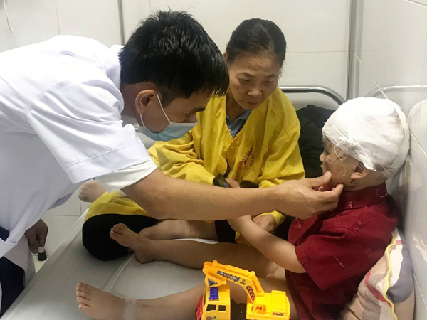 Bé trai 2 tuổi bị chó cắn nát vùng mặt, lộ xương sọ