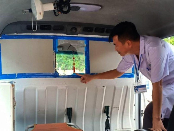 Người nhà đập vỡ kính xe cứu thương, chửi bới tài xế và điều dưỡng