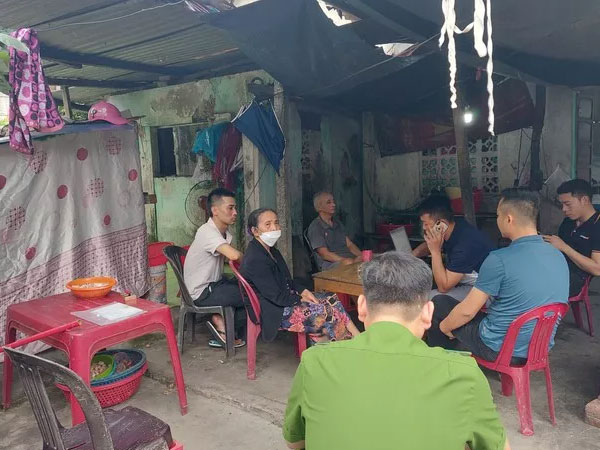 Cán bộ phường nhận 'lót tay' hơn 100 triệu đồng làm sổ đỏ của ông lão mù lòa