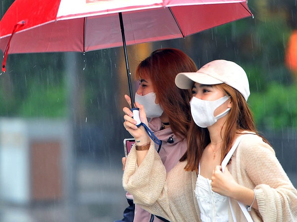 Không khí lạnh đổ bộ từ đêm nay, Miền Bắc có thể hứng mưa dông cả tuần tới