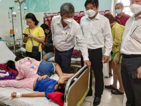 Hơn 100 học sinh nhập viện nghi bị ngộ độc thực phẩm