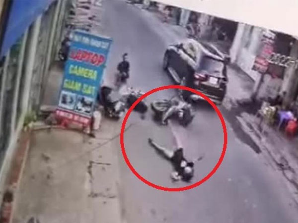 Video: Tông liên tiếp vào xe máy, ô tô Mercedes, nữ tài xế nằm gục