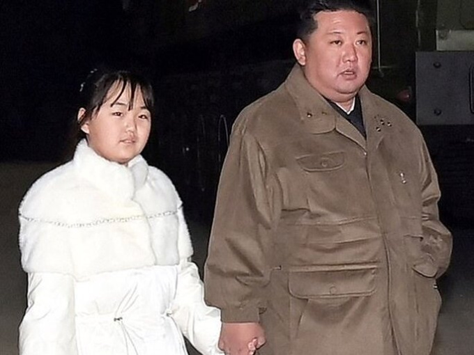 Lần đầu dẫn con gái kiểm tra tên lửa đạn đạo, ông Kim Jong Un muốn truyền đi thông điệp gì?