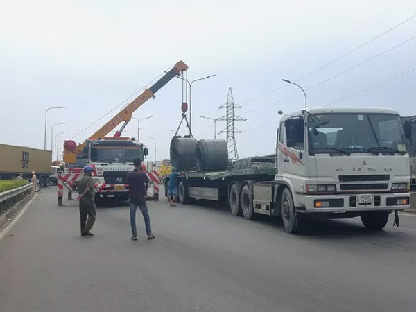 Hai cuộn sắt nặng hàng chục tấn đứt xích rơi xuống đường