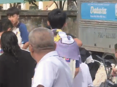 Phẫn nộ người đàn ông đấm liên tiếp vào mặt học sinh lớp 7 ngay trước cổng trường