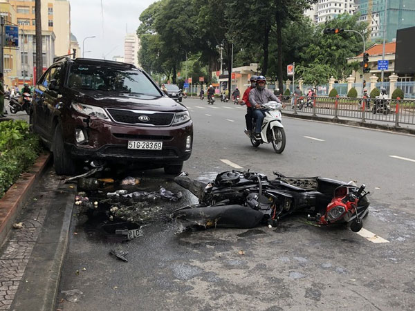 Ôtô từ sau lao tới tông trọng thương đôi nam nữ trên xe máy