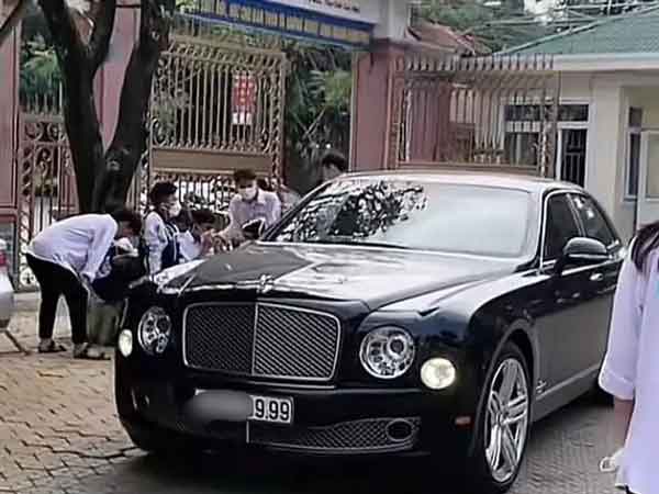 'Lác mắt' 2 cựu học sinh lái siêu xe về thăm trường cũ ngày 20/11
