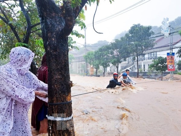 Căng dây giải cứu người đàn ông mắc kẹt giữa dòng nước dữ