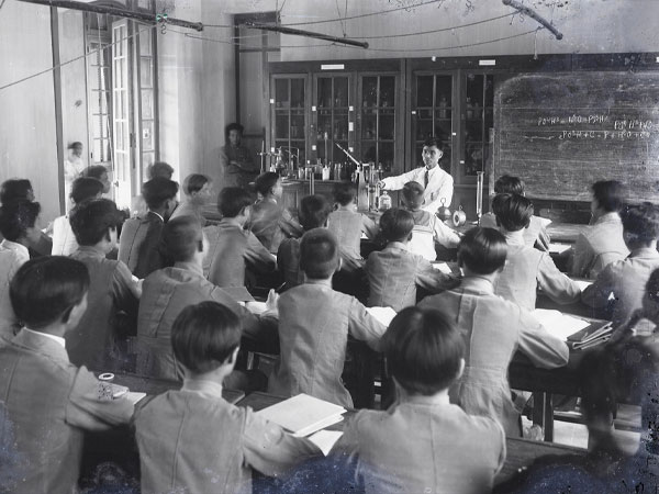 Bồi hồi ngắm ảnh các nhà giáo Việt Nam một thế kỷ trước