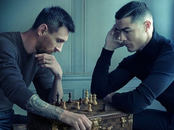 Bức ảnh thế kỷ Ronaldo chơi cờ với Messi trước World Cup, chi tiết bí ẩn gây tò mò