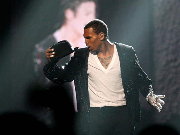 Chris Brown bị khán giả la ó khi giành giải thưởng của AMAs 2022