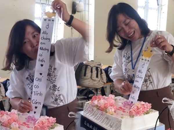 Cô giáo xúc động hôn lên món quà đặc biệt từ học sinh, không tiền bạc chỉ có tình cảm tặng cô dịp 20/11