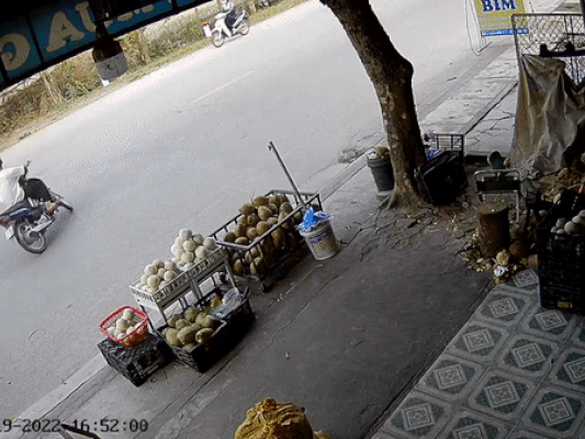 Clip: Bi hài thanh niên bị tông lộn vài vòng mới đội mũ bảo hiểm