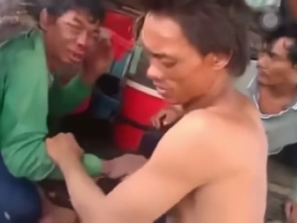 Vụ hành hạ thuyền viên trên tàu cá: Công an lấy lời khai 3 nghi can