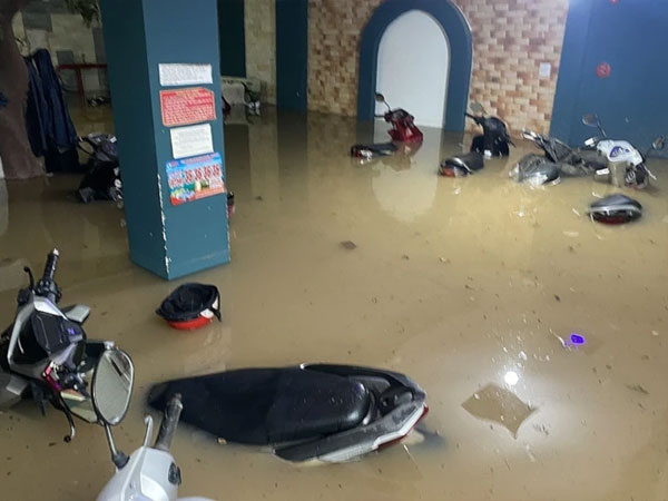 Nhiều hộ dân bị cô lập vì trận mưa lớn kéo dài, gây sạt lở đường ở Quy Nhơn