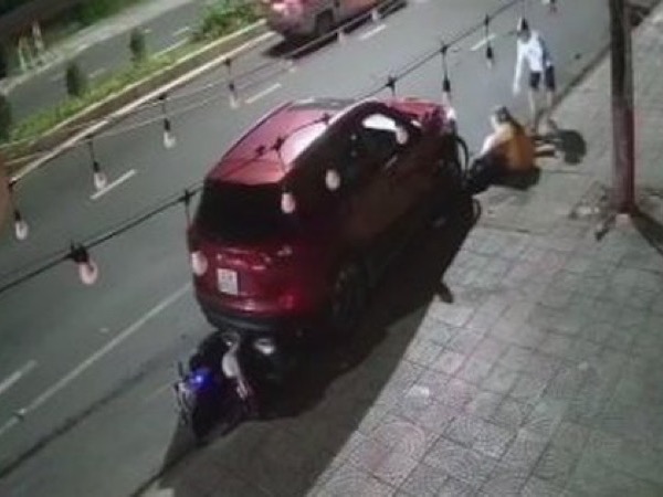 Điên cuồng lái xe tông vợ cũ đi với 'trai lạ' vì ghen tuông
