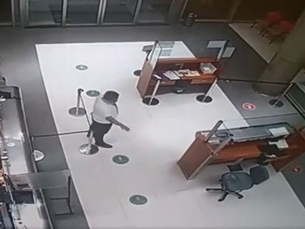 'Rợn tóc gáy' hình ảnh bảo vệ bệnh viện 'trò chuyện' với bệnh nhân ma giữa đêm