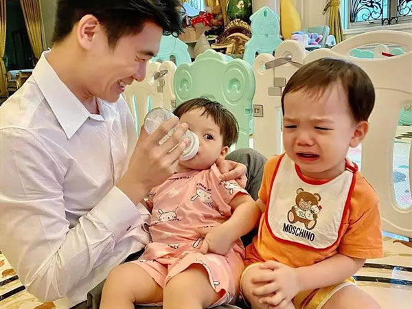 Làm bố đơn thân, trai cả bầu Hiển chăm con chẳng kém chị em