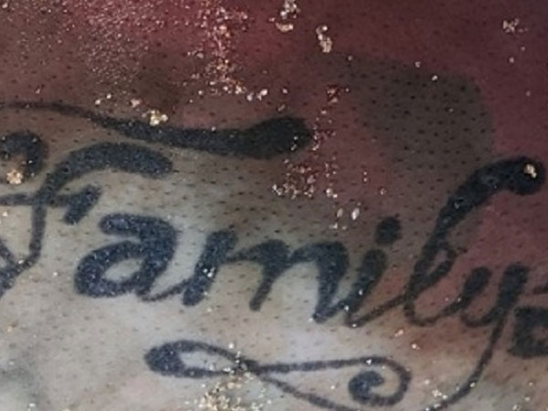 Phát hiện thi thể có hình xăm chữ 'Family' trên ngực trái