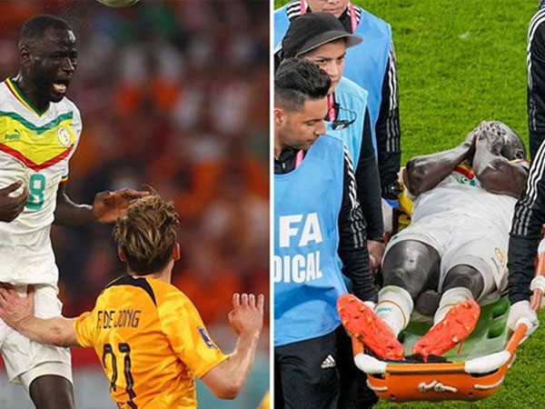 De Jong 'tung chưởng' trúng hạ bộ khiến cầu thủ Senegal rời sân bằng cáng