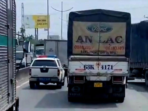 Đi vào làn dừng khẩn cấp còn 'vờn' CSGT