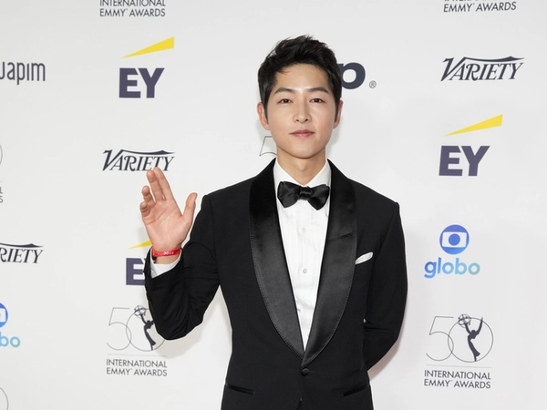 Thảm đỏ Emmy 2022: Song Joong Ki quá bảnh, Bi Rain - Im Si Wan lấn át dàn sao thế giới vì màn đọ chiều cao hài hước