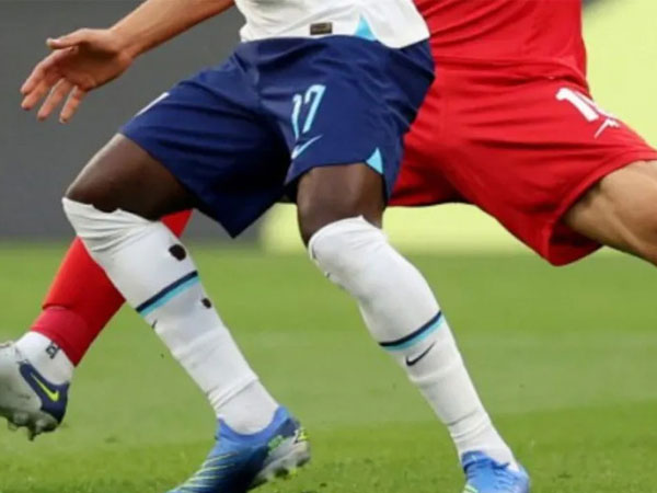Lý do cầu thủ Anh đi tất thủng lỗ chỗ khi thi đấu ở World Cup