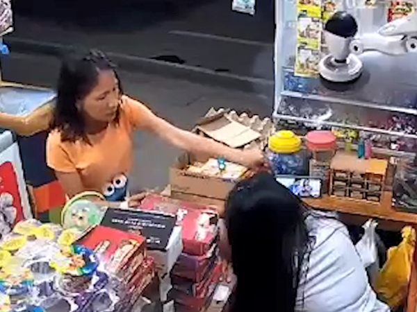Thói quen vừa xem phim vừa ngủ khiến chủ cửa hàng phải 'ôm hận'