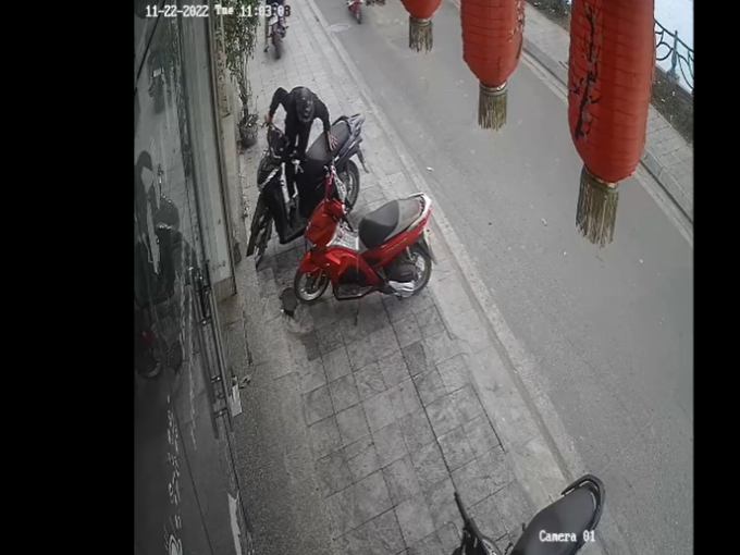 Clip: Màn bẻ khóa xe SH ‘nhanh như chớp’ ngay giữa phố Hà Nội khiến dân mạng xôn xao